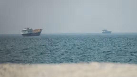 3 قلتى جراء استهداف سفينة في "باب المندب" بصاروخ بالستي حوثي
