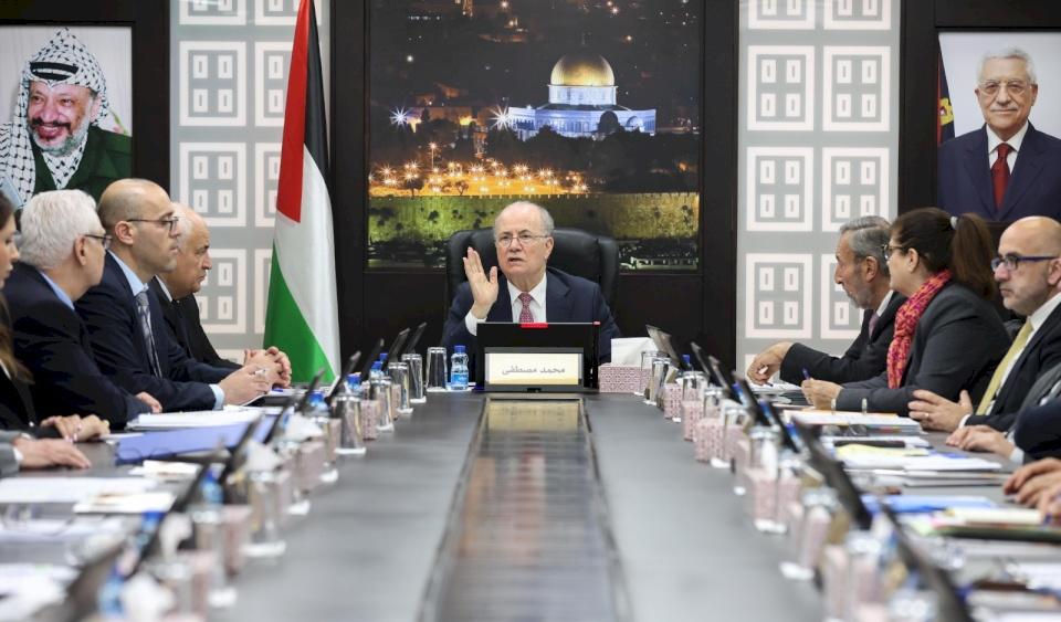 رئيس الوزراء يوجه بخصم رسوم ترخيص المركبات والرخص الشخصية للموظفين العموميين لعام 2026 من رصيد مستحقاتهم