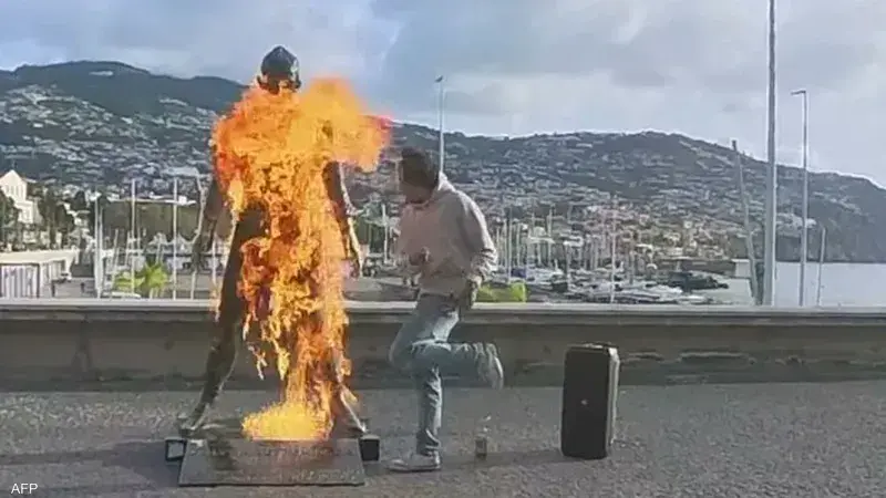 شاب يشعل النار في تمثال رونالدو ويوجه له "رسالة غريبة"