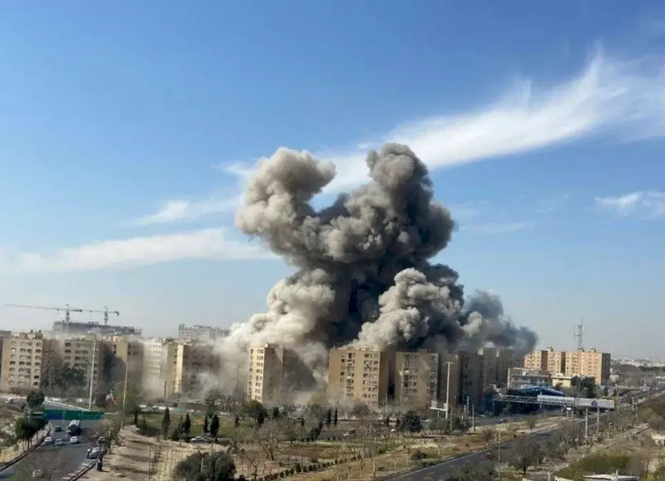 انفجارات في طهران.. وإسرائيل تستهدف "قائداً إيرانياً رفيعاً"