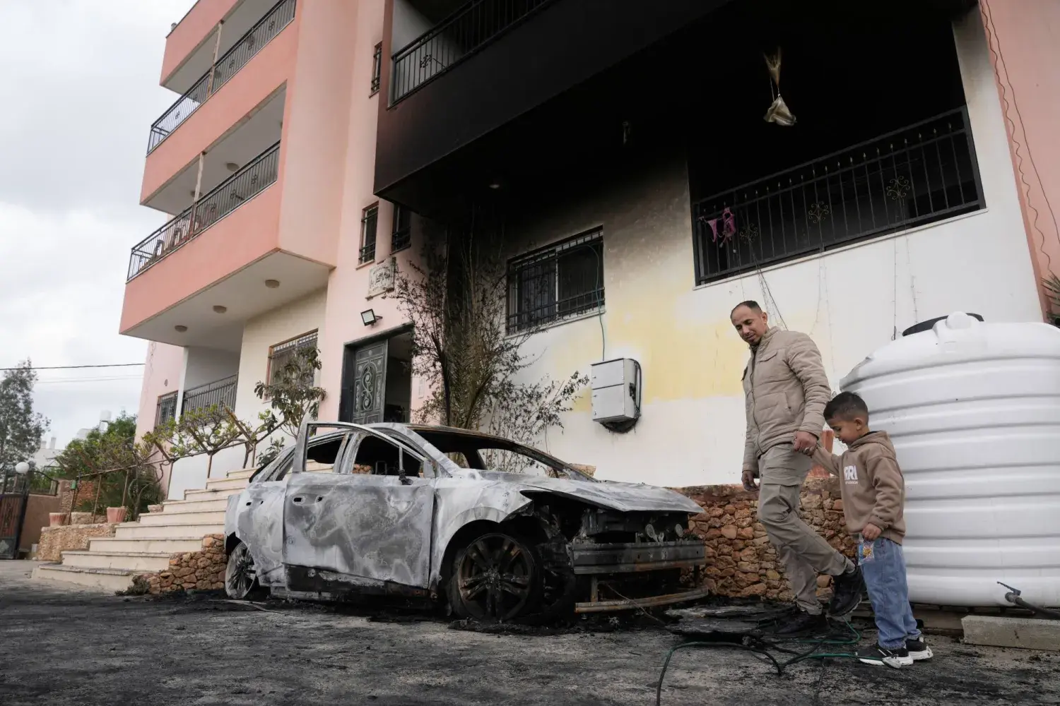 المستوطنون يصعدون هجماتهم.. إصابات ورش لغاز الفلفل باعتداءات على عائلات ومزارعين