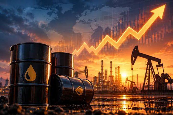 النفط يرتفع إلى 110 دولارات للبرميل والدولار يتراجع