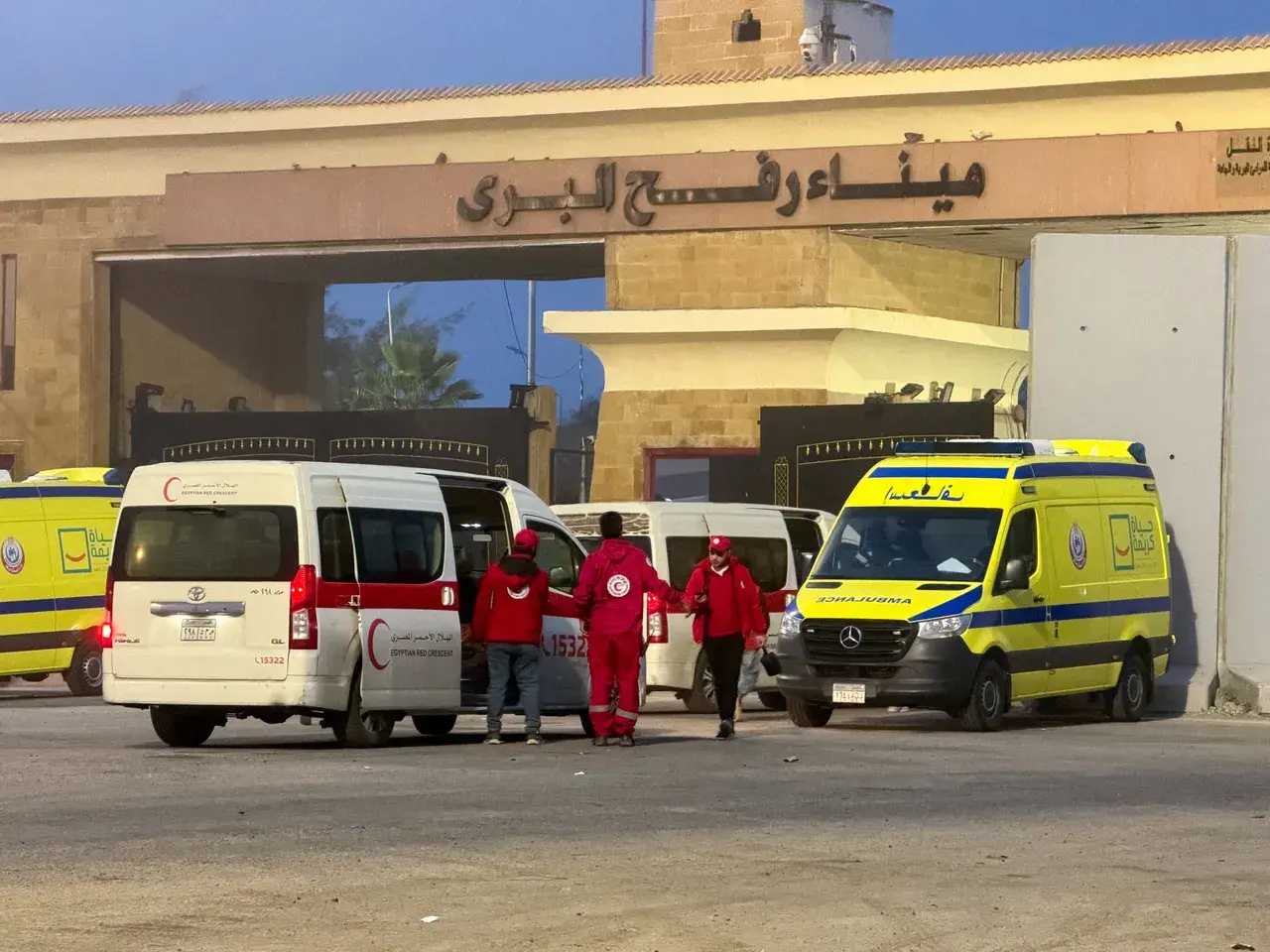 مركز حقوقي: منع الاحتلال فلسطينيين من العودة لغزة سياسة تعسفية