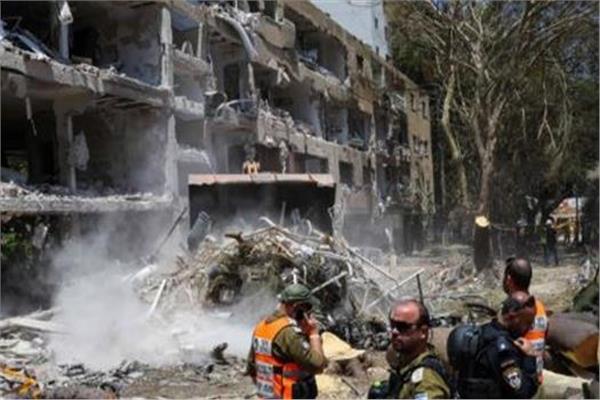 إعلام إسرائيلي: العثور على 4 جثث تحت أنقاض المبنى المنهار في حيفا