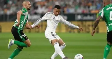 ريال مدريد يتعثر أمام بيتيس ويقرب برشلونة من التتويج بالدوري الإسباني