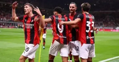 ميلان يتخطى فينيسيا بثنائية ويتصدر الدوري الإيطالي..