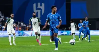 الهلال يضرب الأهلى بثلاثية ويتصدر الدورى السعودى.