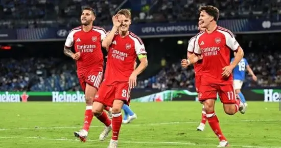 ار سنال يفوز على نابولي بصعوبة في دوري الابطال