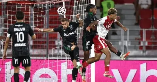 موناكو يتخطى لانس 2 - 1 ويتصدر الدوري الفرنسي