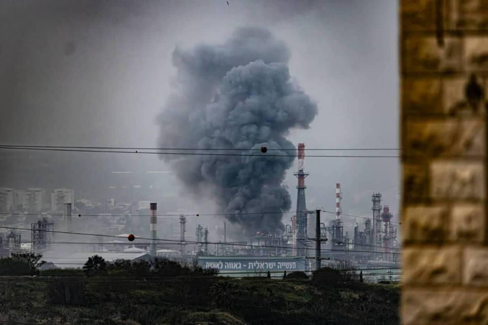 إسرائيل تعترف باصابة مصافي النفط بحيفا بالصواريخ الإيرانية