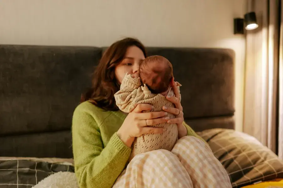 ما الوقت المناسب لثقب أذن الطفلة ونصائح لتجربة آمنة