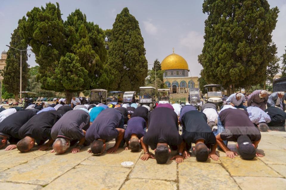 الآلاف يؤدون صلاة الجمعة في المسجد الأقصى