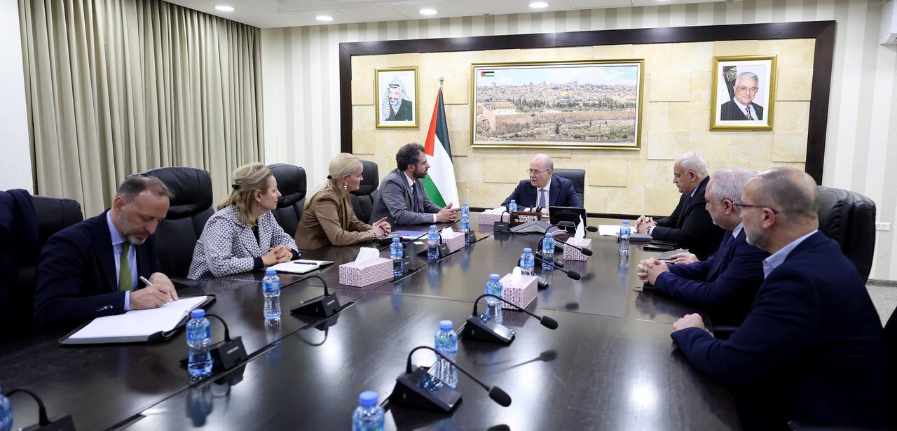 رئيس الوزراء يبحث مع وفد أوروبي تعزيز العمل المشترك في الضفة وغزة