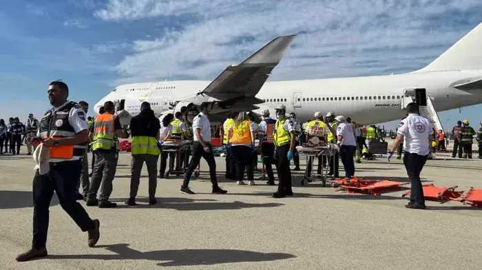إصابة ضباط إسرائيليين بـ"العض".. أعمال شغب في طائرة بمطار بن جوريون