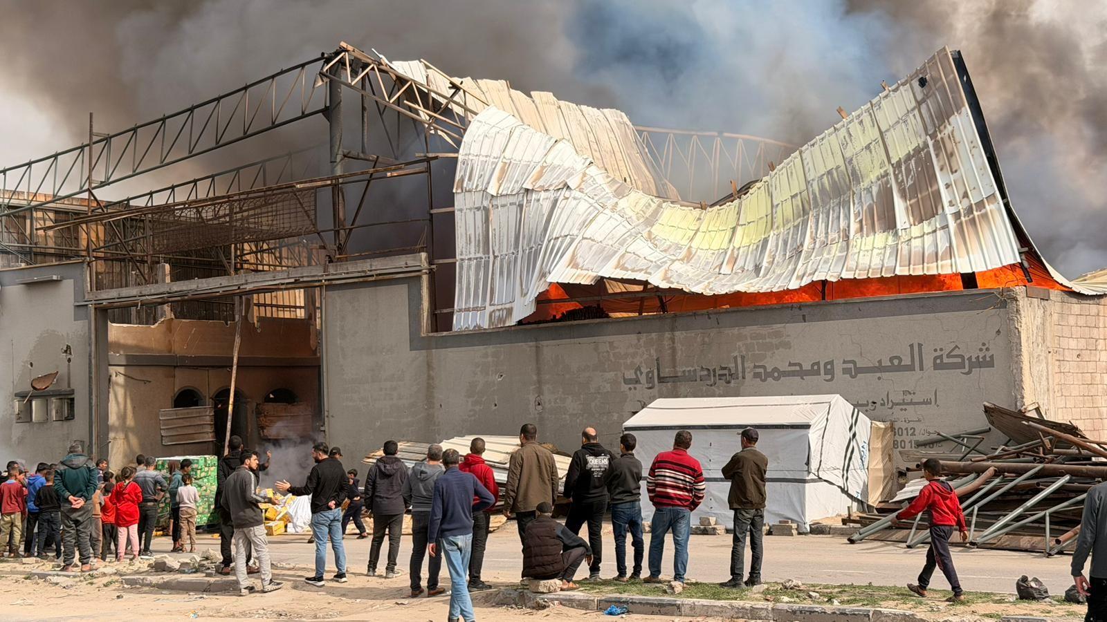 اندلاع حريق داخل "بركس" قرب مفترق المصدر وسط قطاع غزة