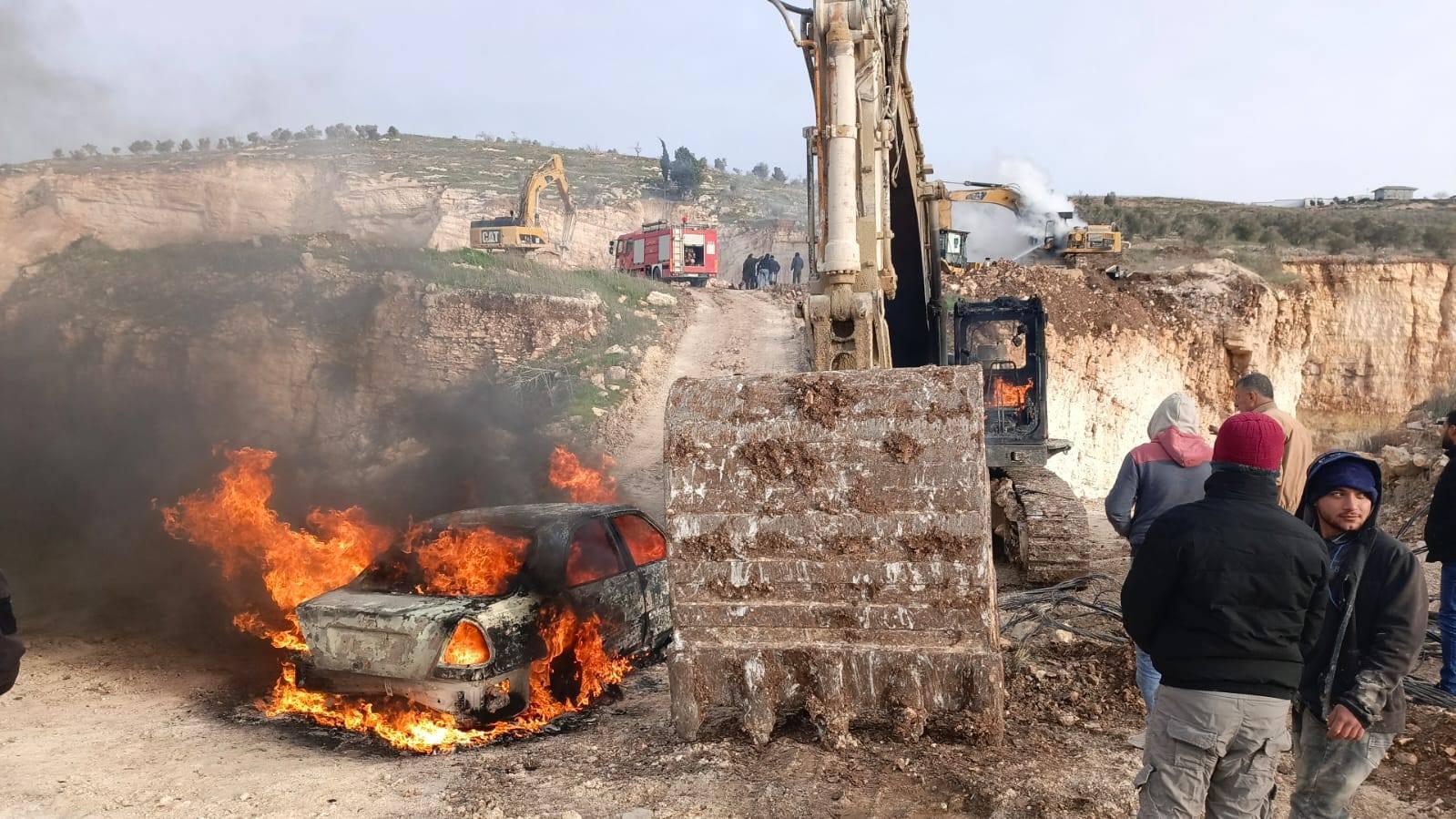 إصابتان وإحراق آليات ومركبات في اعتداء المستعمرين على عوريف جنوب نابلس