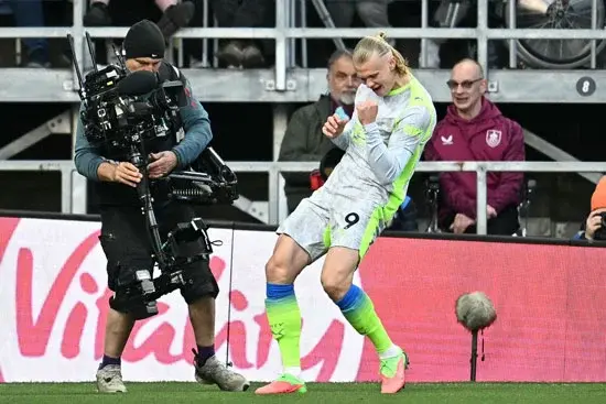 مانشستر سيتي يتخطى بيرنلي ويخطف صدارة الدوري الإنجليزي.