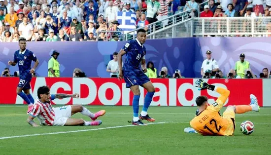 مبابي يقود فرنسا لعبور باراجواي ومواجهة المغرب في ربع نهائي كأس العالم.. صور