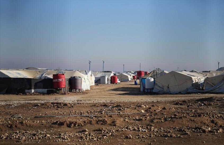 الاستخبارات الأمريكية: حوالي 20 ألف شخص فروا من مخيم الهول في سوريا بينهم عناصر "داعش"