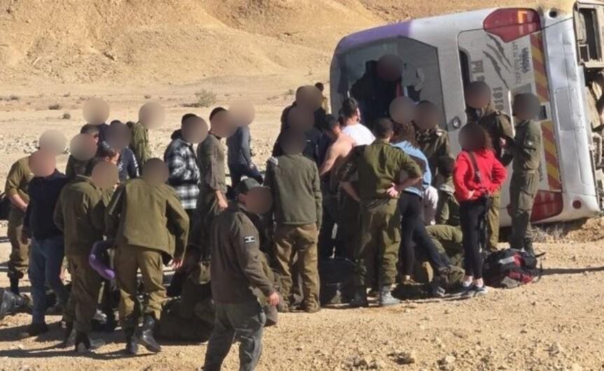 إسرائيل.. إصابة 17 جنديا انقلبت حافلتهم قرب النقب