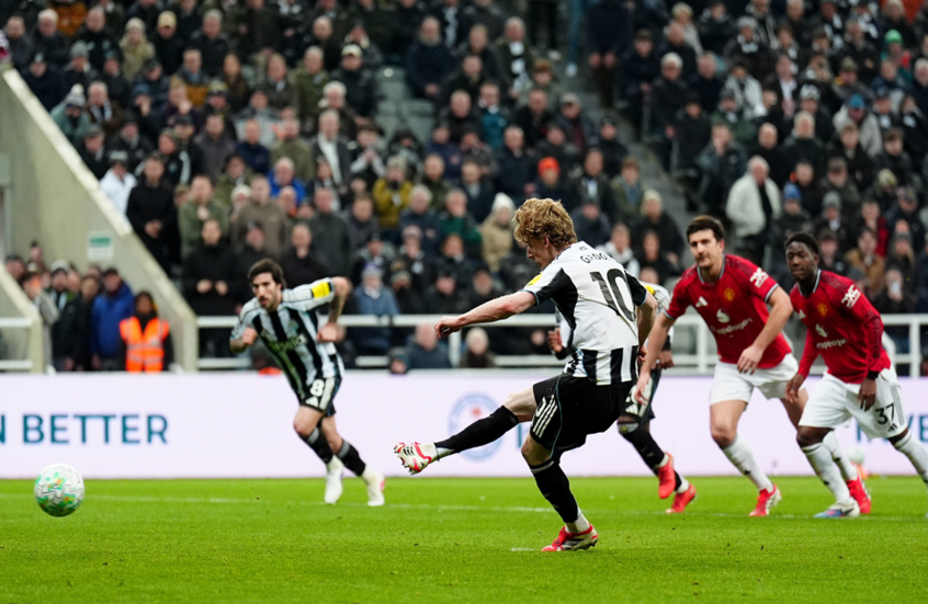 نيوكاسل "المنقوص" يخطف فوزا "قاتلا" من مانشستر يونايتد