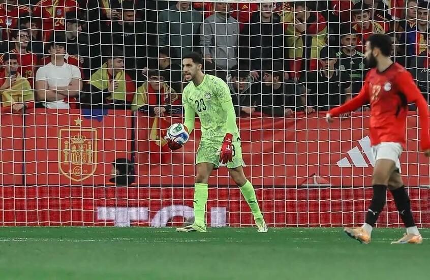 عرض أوروبي يقلق الأهلي المصري بسبب حارس مرماه مصطفى شوبير