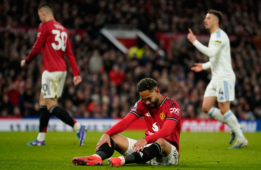 مانشستر يونايتد يتعرض لخسارة مفاجئة على أرضه أمام ليدز