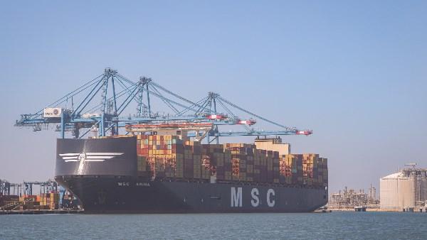 استهداف سفينة حاويات قرب سواحل عمان