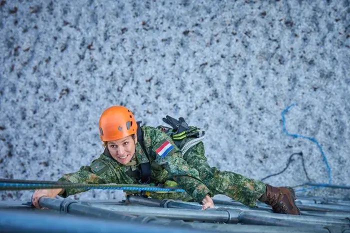 من القصر إلى صفوف القوات.. ملكة هولندا تنضم للجيش كـ"جندي احتياط"