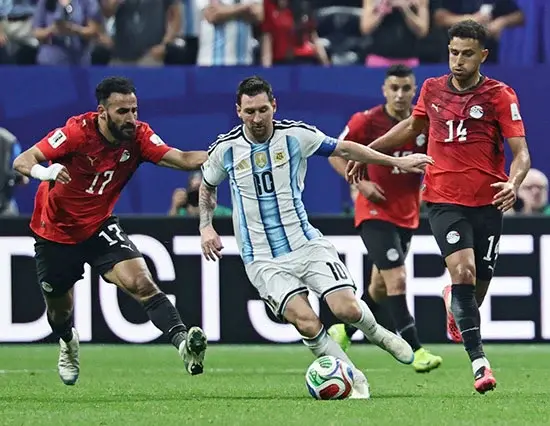 منتخب مصر يودع كأس العالم بالهزيمة أمام الأرجنتين 3-2 في مباراة بطولية.. صور