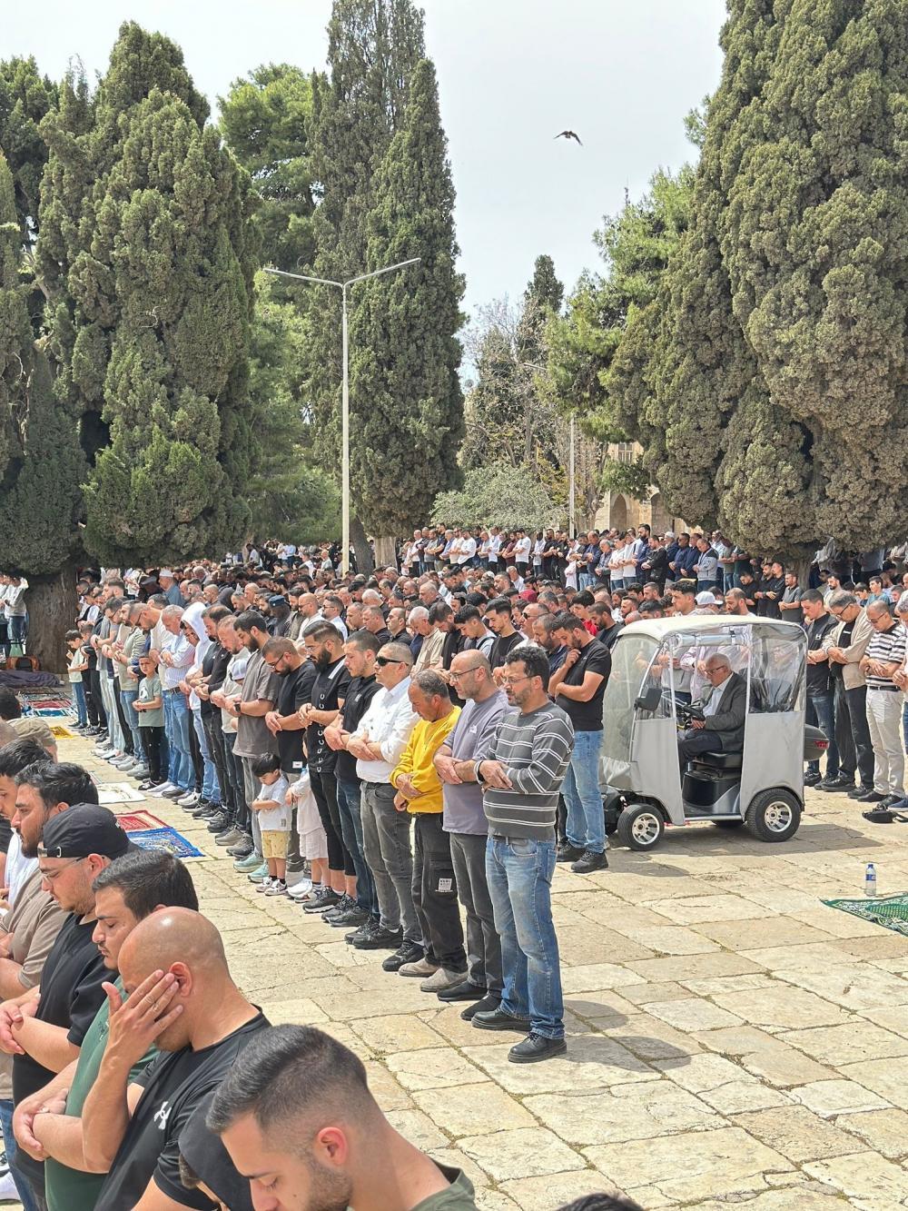 70 ألف مصلّ يؤدون صلاة الجمعة في الأقصى