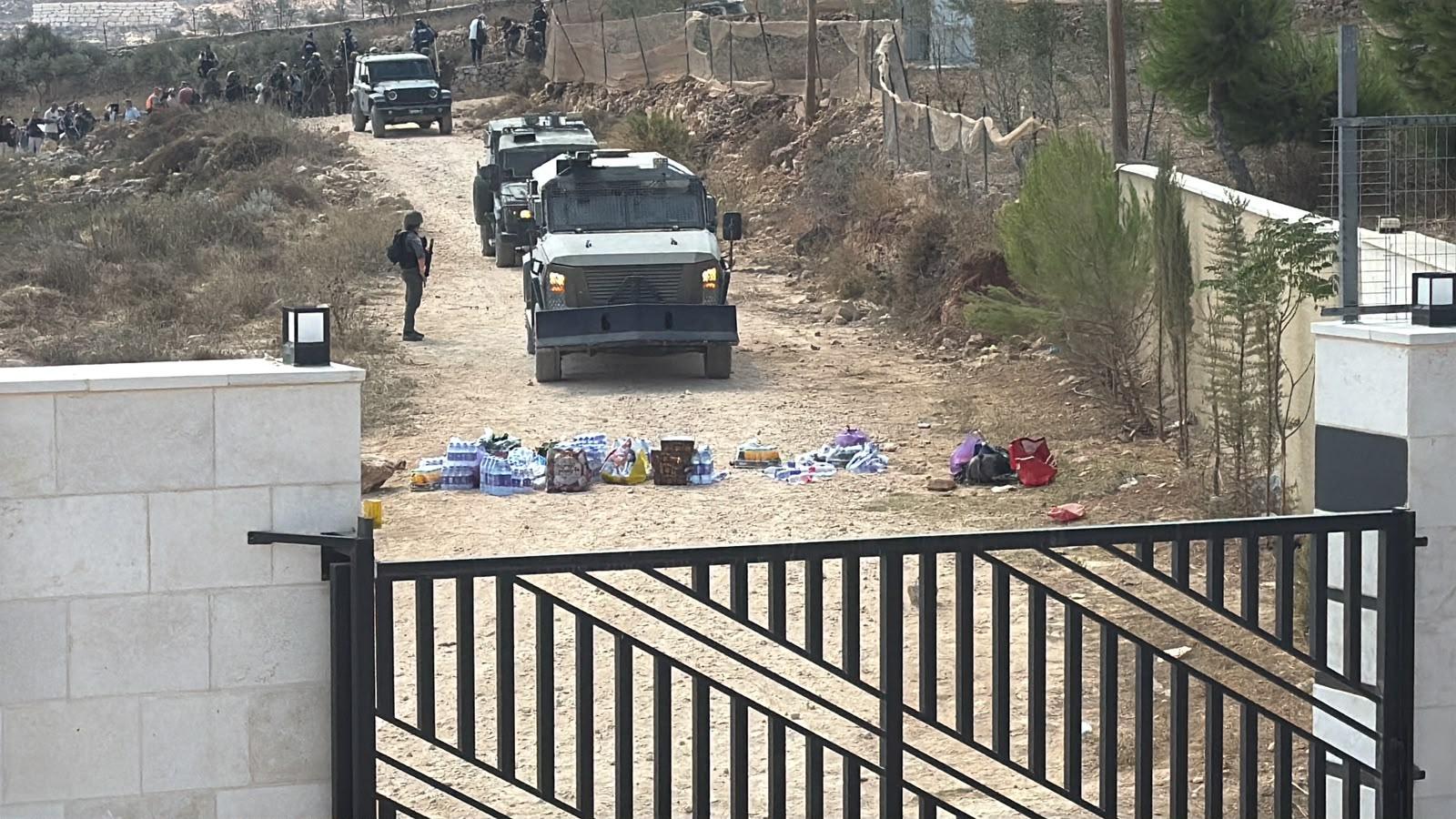 الاحتلال يمنع متضامين من الوصول إلى المنازل المحاصرة في قصرة