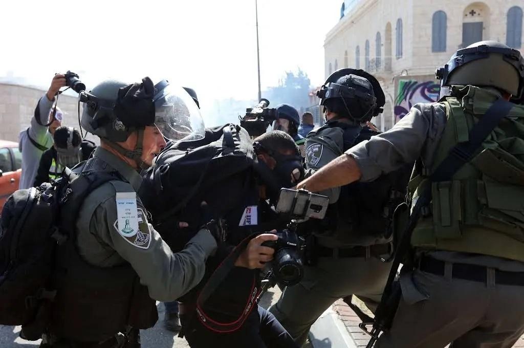 نقابة الصحفيين: 1327 واقعة احتجاز ومنع من التغطية منذ 2023 تعكس محاولات الاحتلال حجب الحقيقة