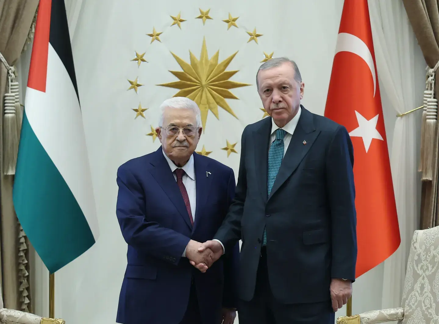 الرئيس عباس يصل أنقرة لبحث التطورات الفلسطينية والإقليمية مع أردوغان
