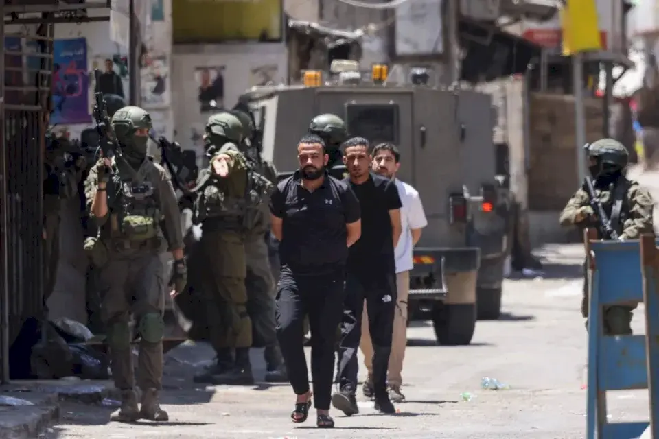 الجيش الإسرائيلي: اعتقلنا 70 فلسطينيًا في الضفة الأسبوع الأخير