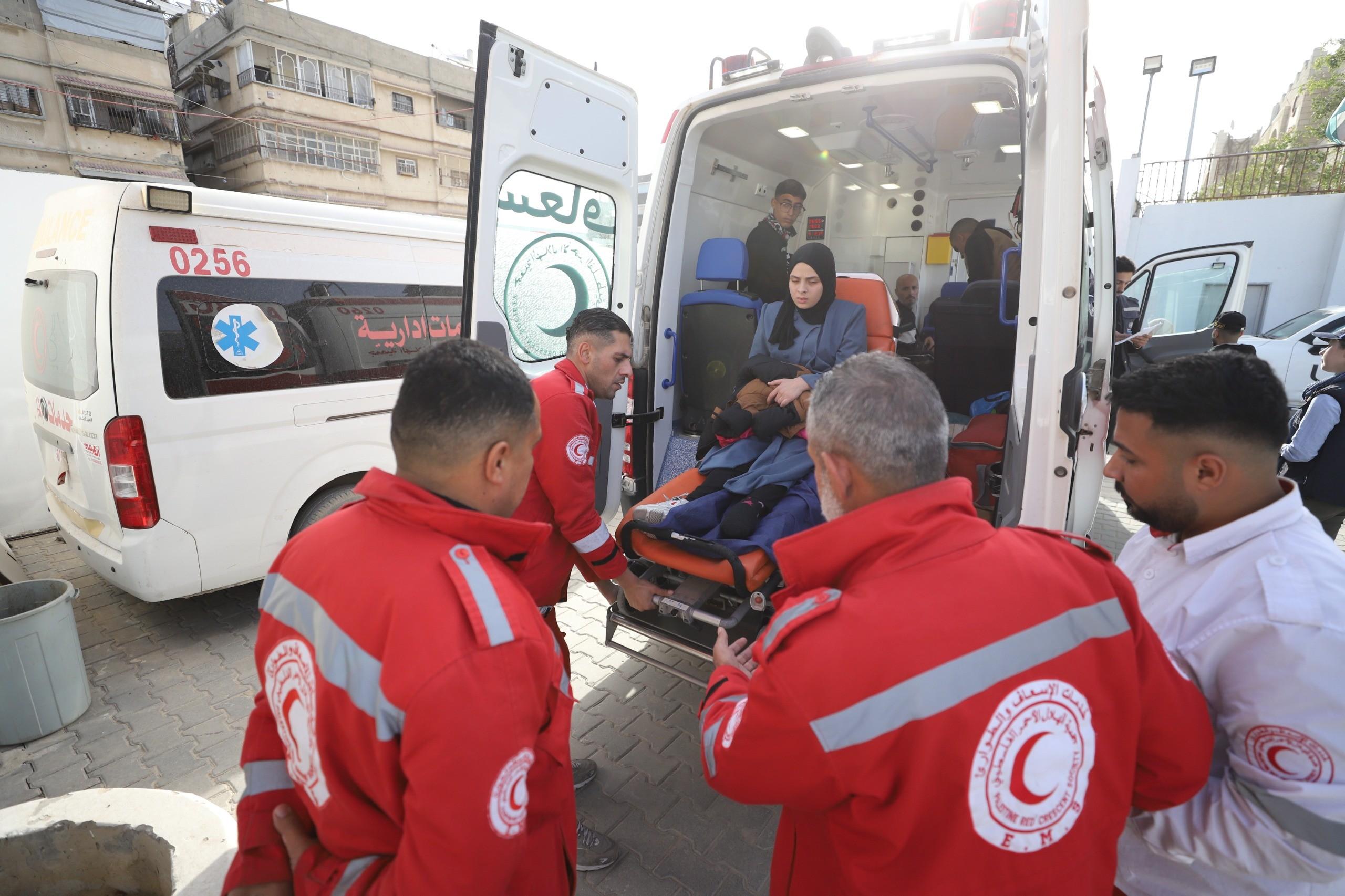 الهلال الأحمر: شاركنا في إجلاء 20 مرضيًا ومرافقًا عبر معبر رفح