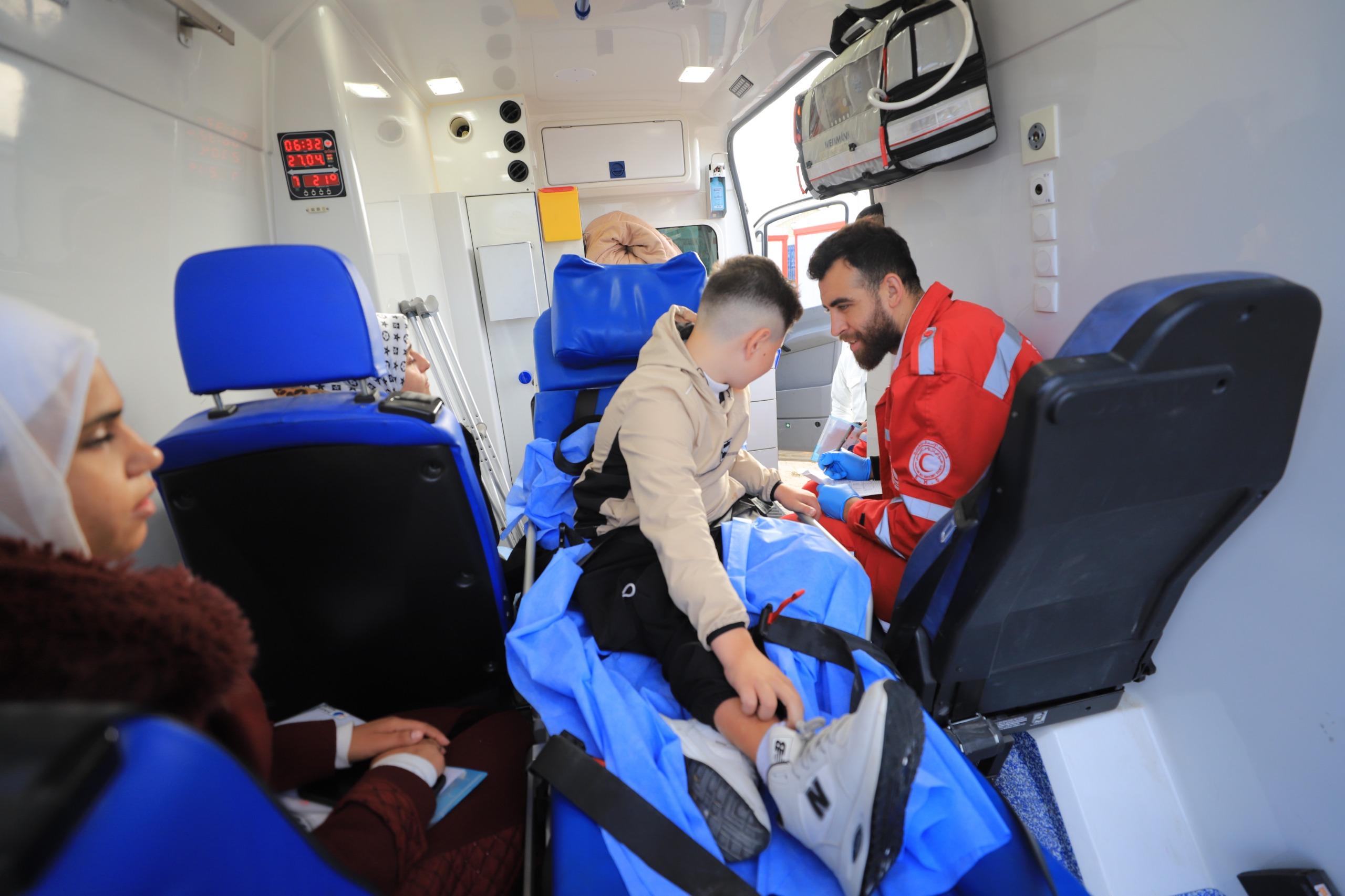 إجلاء 47 مسافرًا بينهم مرضى عبر معبر رفح البري