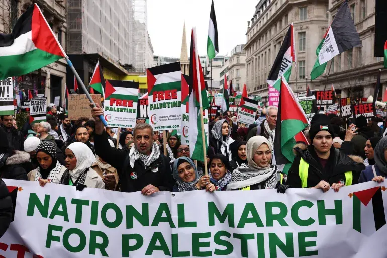 احتجاجات حول العالم ضد دعم إسرائيل وتضامن مع فلسطين في ذكرى حرب غزة
