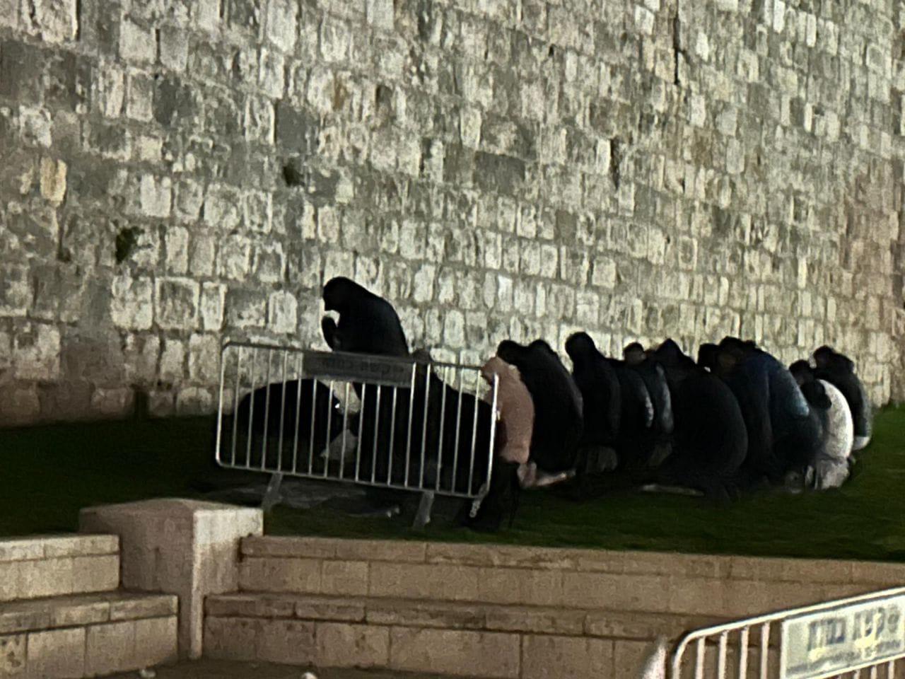 الاحتلال يفرق مقدسيين أدوا صلاة العشاء قرب باب الساهرة بالقدس المحتلة