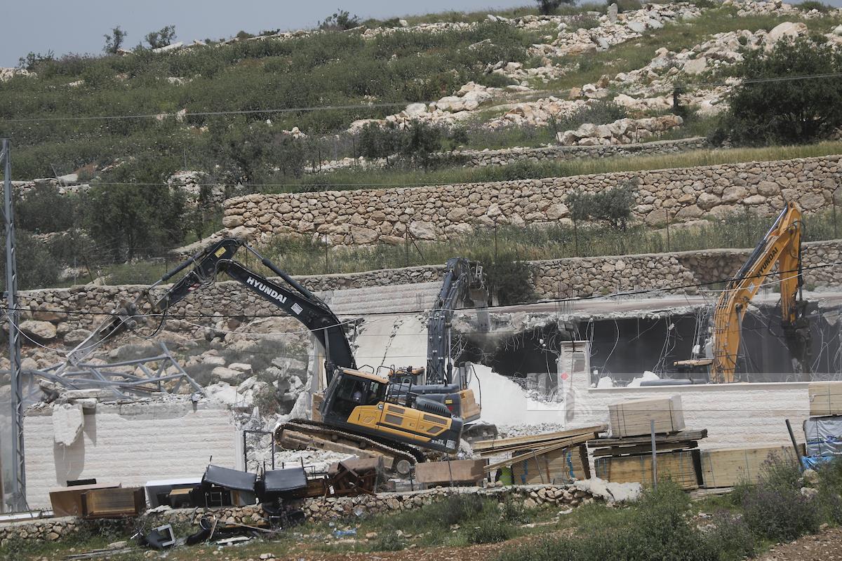 الاحتلال يهدم منزل عائلتين في قلنديا ويشرّد 15 فلسطينياً