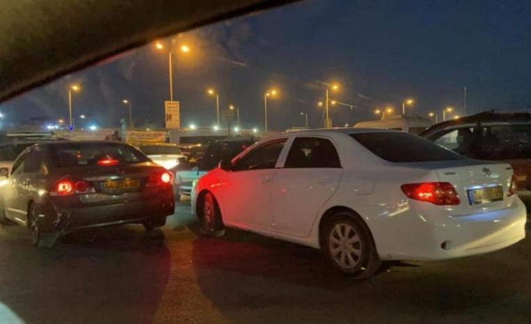 الاحتلال يحتجز عشرات المركبات ويشدد إجراءاته عند حاجز بيت إكسا
