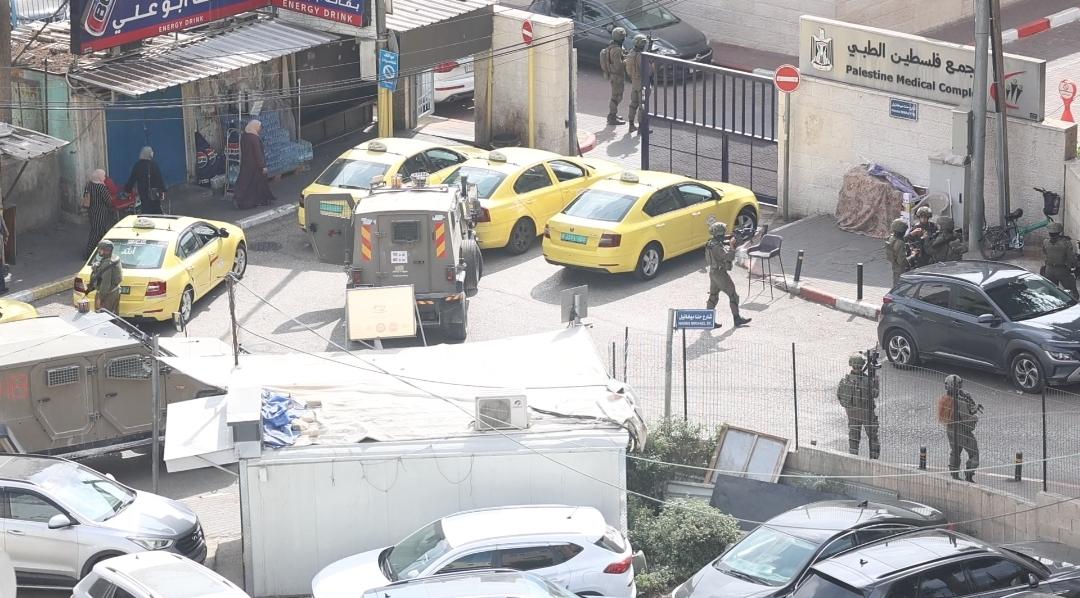 الاحتلال يقتحم ساحة مجمع فلسطين الطبي وينشر قناصته في محيطه