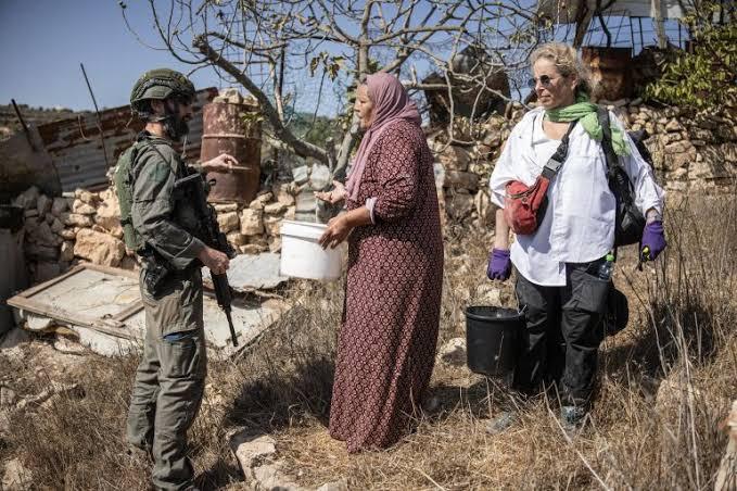 قبيل موسم الحصاد.. الاحتلال يمنع الفلسطينيين من دخول أراضٍ لقطف محاصيلهم