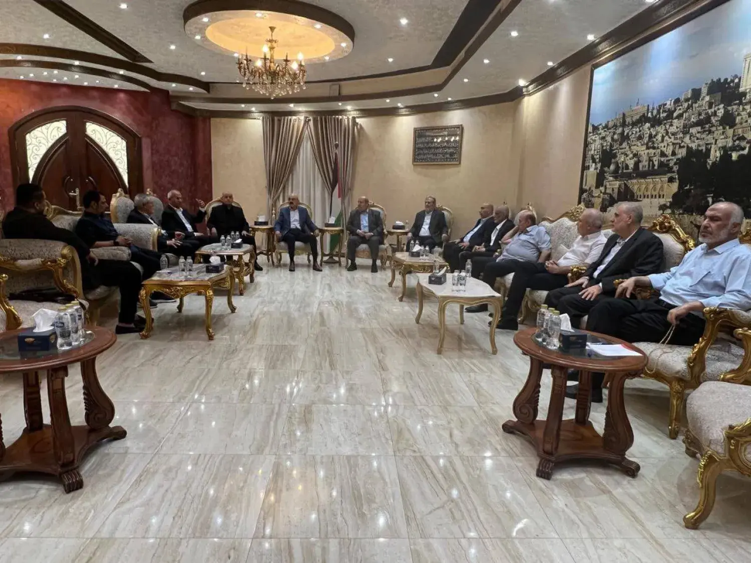 القاهرة تبحث مع الفصائل الفلسطينية المرحلة الثانية من اتفاق غزة