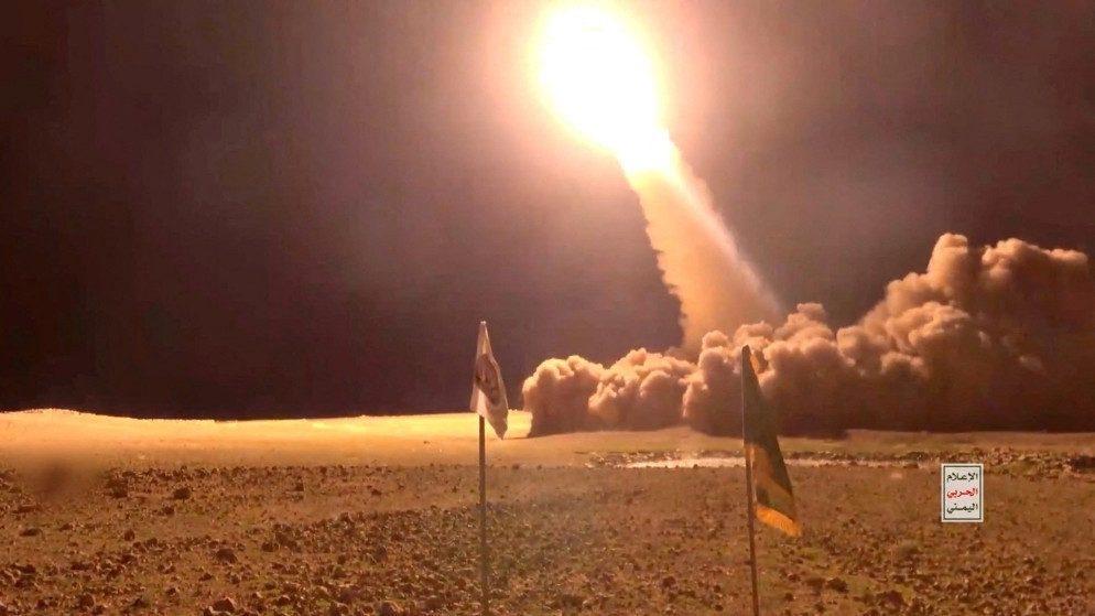 الحوثيون يستهدفون باب المندب بصاروخين باليستيين