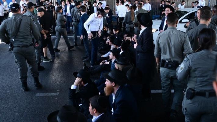 الحريديم يشلّون شارع 4 قرب بني براك احتجاجاً على اعتقال متهرب من التجنيد