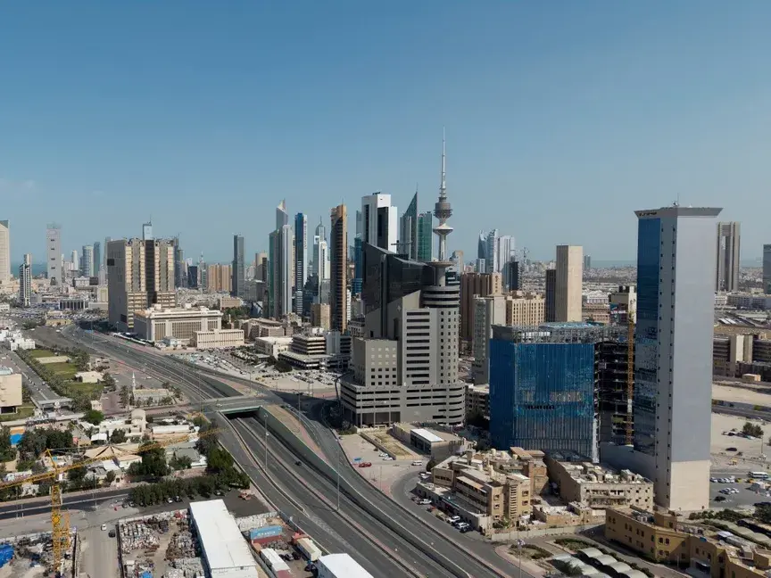 الكويت تطرد دبلوماسيين إيرانيين بعد هجمات دامية شلت المطار وأوقعت عشرات الإصابات