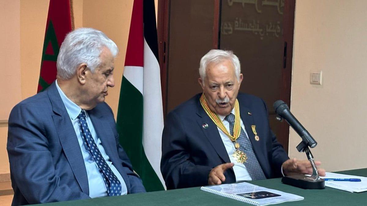 الرئيس عباس يمنح مهندسًا مغربيًا "نجمة يبوس"