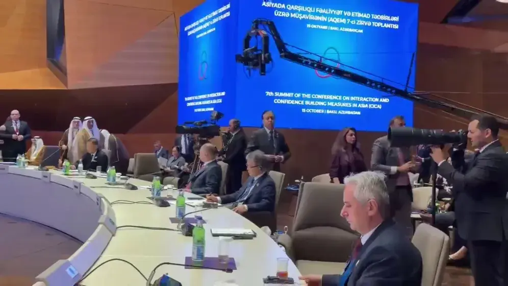 انسحاب ممثلي 5 أطراف من قاعة مؤتمر بأذربيجان خلال خطاب هرتسوغ وأمير قطر يواصل الاستماع