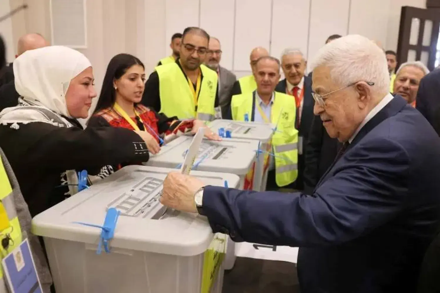 يديعوت أحرونوت: مخاوف فتح من تحالف منافس تثير تساؤلات بشأن تأجيل الانتخابات الفلسطينية